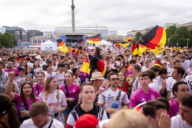 Fans der deutschen Nationalmannschaft jubeln und Feiern beim Fanfest mit Public Viewing auf dem Stuttgarter Schlossplatz beim zweiten Gruppenspiel gegen Ungarn. Stuttgart, EURO2024 Fanfest Schlossplatz, 19.06.2024 Stuttgart Copyright: xDennisxDuddek xEibnerxPressefotox EP_DDK