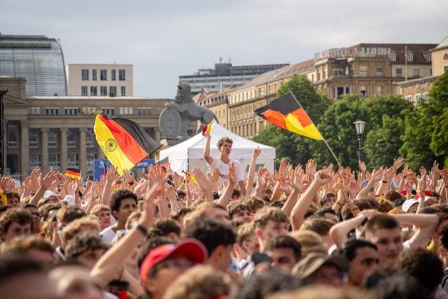 Fans der deutschen Nationalmannschaft jubeln und Feiern beim Fanfest mit Public Viewing auf dem Stuttgarter Schlossplatz beim zweiten Gruppenspiel gegen Ungarn. Stuttgart, EURO2024 Fanfest Schlossplatz, 19.06.2024 Stuttgart Copyright: xDennisxDuddek xEibnerxPressefotox EP_DDK