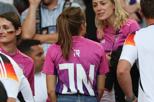 EM 2024: Deutschland - Ungarn am 19.06.2024 in der Stuttgart Arena in Stuttgart Lena Wurzenberger die Freundin von Bundestrainer Julian Nagelsmann (Deutschland) im Stadion - JN auf dem Trikot *** Euro 2024 Germany Hungary on 19 06 2024 in the Stuttgart Arena in Stuttgart Lena Wurzenberger the girlfriend of national coach Julian Nagelsmann Germany in the stadium JN on the jersey MH