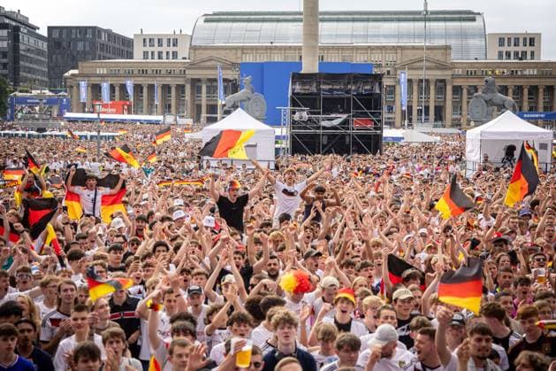 Fans der deutschen Nationalmannschaft jubeln und Feiern beim Fanfest mit Public Viewing auf dem Stuttgarter Schlossplatz beim zweiten Gruppenspiel gegen Ungarn. Stuttgart, EURO2024 Fanfest Schlossplatz, 19.06.2024 Stuttgart Copyright: xDennisxDuddek xEibnerxPressefotox EP_DDK