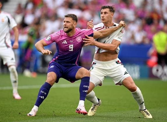 Fussball Euro 2024 Gruppe A 19.06.2024 Deutschland - Ungarn Niclas Fuellkrug (li, Deutschland) gegen Willi Orban (re, Ungarn)