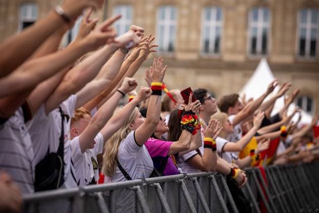 Fans der deutschen Nationalmannschaft jubeln und Feiern beim Fanfest mit Public Viewing auf dem Stuttgarter Schlossplatz beim zweiten Gruppenspiel gegen Ungarn. Stuttgart, EURO2024 Fanfest Schlossplatz, 19.06.2024 Stuttgart Copyright: xDennisxDuddek xEibnerxPressefotox EP_DDK
