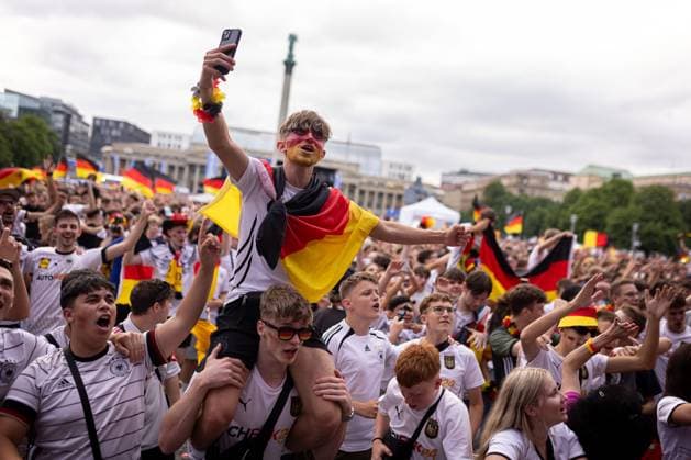 Fans der deutschen Nationalmannschaft jubeln und Feiern beim Fanfest mit Public Viewing auf dem Stuttgarter Schlossplatz beim zweiten Gruppenspiel gegen Ungarn. Stuttgart, EURO2024 Fanfest Schlossplatz, 19.06.2024 Stuttgart Copyright: xDennisxDuddek xEibnerxPressefotox EP_DDK