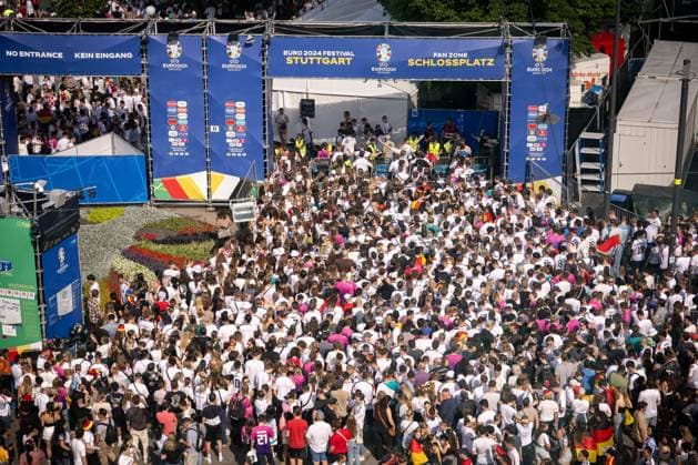 Fans der deutschen Nationalmannschaft jubeln und Feiern beim Fanfest mit Public Viewing auf dem Stuttgarter Schlossplatz beim zweiten Gruppenspiel gegen Ungarn. Stuttgart, EURO2024 Fanfest Schlossplatz, 19.06.2024 Stuttgart Copyright: xDennisxDuddek xEibnerxPressefotox EP_DDK