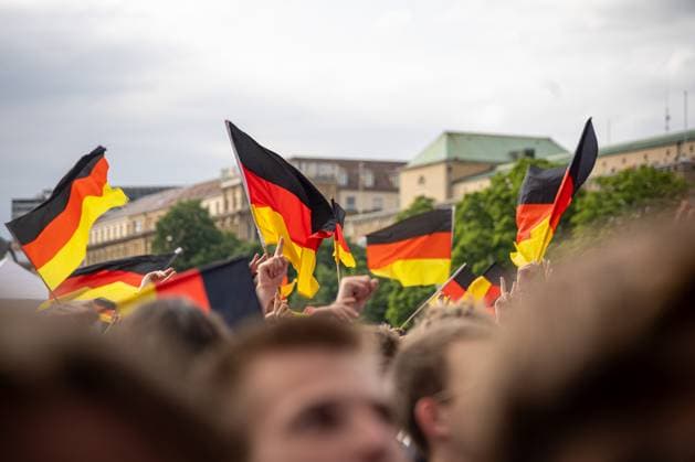 Fans der deutschen Nationalmannschaft jubeln und Feiern beim Fanfest mit Public Viewing auf dem Stuttgarter Schlossplatz beim zweiten Gruppenspiel gegen Ungarn. Stuttgart, EURO2024 Fanfest Schlossplatz, 19.06.2024 Stuttgart Copyright: xDennisxDuddek xEibnerxPressefotox EP_DDK