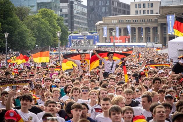 Fans der deutschen Nationalmannschaft jubeln und Feiern beim Fanfest mit Public Viewing auf dem Stuttgarter Schlossplatz beim zweiten Gruppenspiel gegen Ungarn. Stuttgart, EURO2024 Fanfest Schlossplatz, 19.06.2024 Stuttgart Copyright: xDennisxDuddek xEibnerxPressefotox EP_DDK
