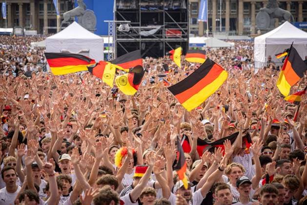 Fans der deutschen Nationalmannschaft jubeln und Feiern beim Fanfest mit Public Viewing auf dem Stuttgarter Schlossplatz beim zweiten Gruppenspiel gegen Ungarn. Stuttgart, EURO2024 Fanfest Schlossplatz, 19.06.2024 Stuttgart Copyright: xDennisxDuddek xEibnerxPressefotox EP_DDK
