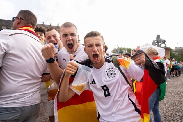 Fans der deutschen Nationalmannschaft jubeln und Feiern beim Fanfest mit Public Viewing auf dem Stuttgarter Schlossplatz beim zweiten Gruppenspiel gegen Ungarn. Stuttgart, EURO2024 Fanfest Schlossplatz, 19.06.2024 Stuttgart Copyright: xDennisxDuddek xEibnerxPressefotox EP_DDK