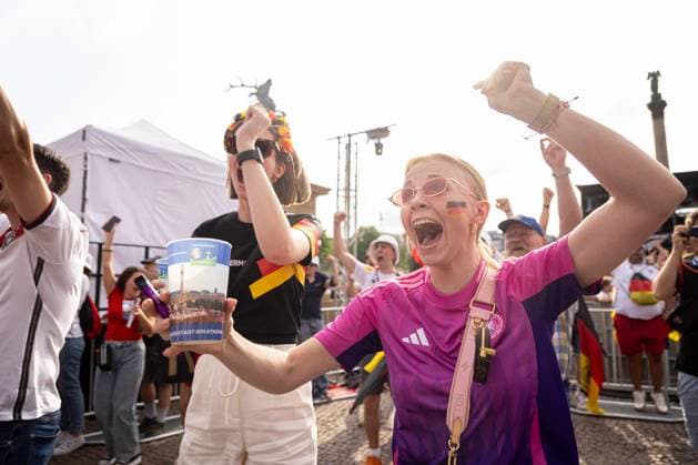 Fans der deutschen Nationalmannschaft jubeln und Feiern beim Fanfest mit Public Viewing auf dem Stuttgarter Schlossplatz beim zweiten Gruppenspiel gegen Ungarn. Stuttgart, EURO2024 Fanfest Schlossplatz, 19.06.2024 Stuttgart Copyright: xDennisxDuddek xEibnerxPressefotox EP_DDK
