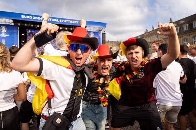 Fans der deutschen Nationalmannschaft jubeln und Feiern beim Fanfest mit Public Viewing auf dem Stuttgarter Schlossplatz beim zweiten Gruppenspiel gegen Ungarn. Stuttgart, EURO2024 Fanfest Schlossplatz, 19.06.2024 Stuttgart Copyright: xDennisxDuddek xEibnerxPressefotox EP_DDK
