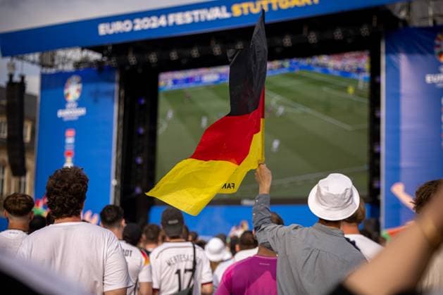 Fans der deutschen Nationalmannschaft jubeln und Feiern beim Fanfest mit Public Viewing auf dem Stuttgarter Schlossplatz beim zweiten Gruppenspiel gegen Ungarn. Stuttgart, EURO2024 Fanfest Schlossplatz, 19.06.2024 Stuttgart Copyright: xDennisxDuddek xEibnerxPressefotox EP_DDK