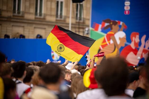 Fans der deutschen Nationalmannschaft jubeln und Feiern beim Fanfest mit Public Viewing auf dem Stuttgarter Schlossplatz beim zweiten Gruppenspiel gegen Ungarn. Stuttgart, EURO2024 Fanfest Schlossplatz, 19.06.2024 Stuttgart Copyright: xDennisxDuddek xEibnerxPressefotox EP_DDK