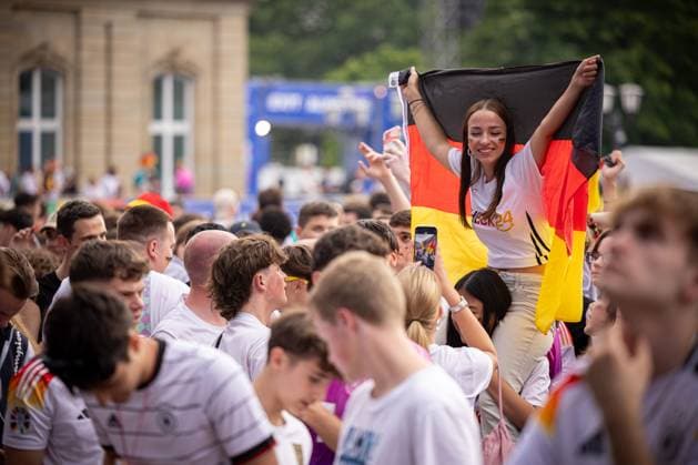 Fans der deutschen Nationalmannschaft jubeln und Feiern beim Fanfest mit Public Viewing auf dem Stuttgarter Schlossplatz beim zweiten Gruppenspiel gegen Ungarn. Stuttgart, EURO2024 Fanfest Schlossplatz, 19.06.2024 Stuttgart Copyright: xDennisxDuddek xEibnerxPressefotox EP_DDK