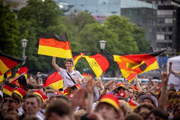 Fans der deutschen Nationalmannschaft jubeln und Feiern beim Fanfest mit Public Viewing auf dem Stuttgarter Schlossplatz beim zweiten Gruppenspiel gegen Ungarn. Stuttgart, EURO2024 Fanfest Schlossplatz, 19.06.2024 Stuttgart Copyright: xDennisxDuddek xEibnerxPressefotox EP_DDK