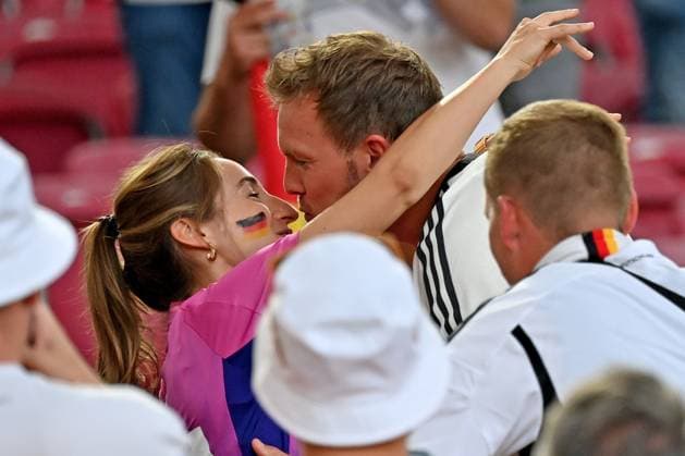 19.06.2024, xjrdrx, Fussball EM 2024, Deutschland - Ungarn emspor, v.l. Trainer Julian Nagelsmann (Deutsche Fussball Nationalmannschaft DFB) mit Freundin Lena Wurzenberger (DFL DFB REGULATIONS PROHIBIT ANY USE OF PHOTOGRAPHS as IMAGE SEQUENCES and or QUASI-VIDEO) Stuttgart