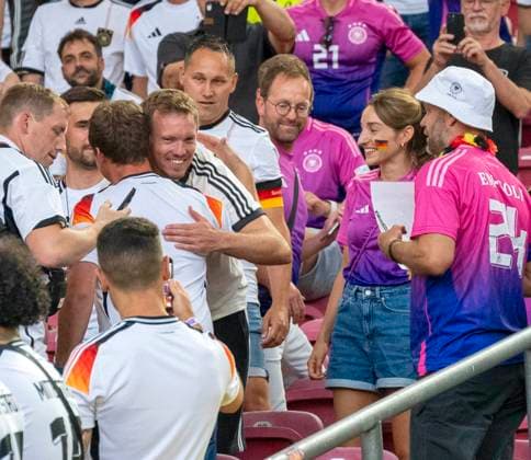 19.06.2024, Fussball UEFA EURO, EM, Europameisterschaft,Fussball 2024, Vorrunde, 2.Spieltag, Deutschland - Ungarn, in der Stuttgart Arena. Lena Wurzenberger (Deutschland) die Freundin von Trainer Julian Nagelsmann (Deutschland) und Trainer Julian Nagelsmann (Deutschland) lachen herzlich