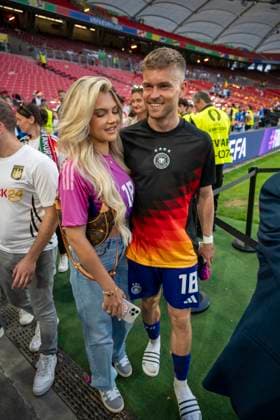 19.06.2024, Fussball UEFA EURO, EM, Europameisterschaft,Fussball 2024, Vorrunde, 2.Spieltag, Deutschland - Ungarn, in der Stuttgart Arena. Maximilian Mittelstädt (Deutschland) und Influencerin Lea Prinz (Deutschland) Freundin von Maximilian Mittelstädt