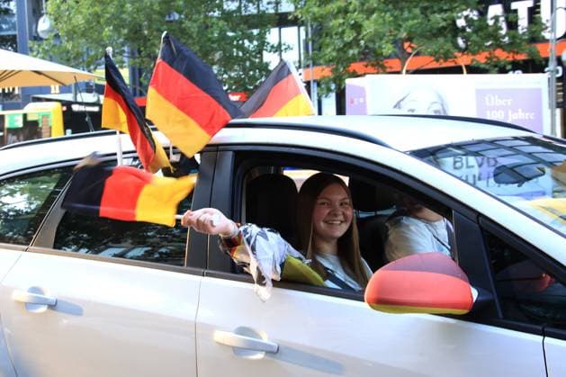 DEU, FIFA, EM-2024, Jubel in der City West, 19.06.2024, Kaiser-Wilhelm-Gedaechtnis-Kirche, Tauentzienstrasse, Berlin, DEU, FIFA, EM-2024, Jubel in der City West, im Bild Autokorso, jubelnde Fans, Fahnen Foto: Juergen Engler nordphoto GmbH