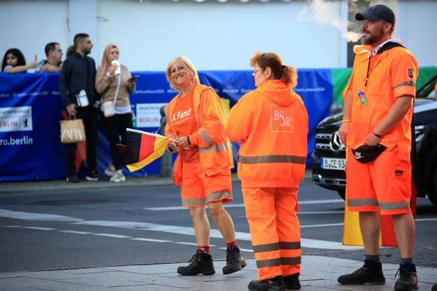 DEU, FIFA, EM-2024, Jubel in der City West, 19.06.2024, Kaiser-Wilhelm-Gedaechtnis-Kirche, Tauentzienstrasse, Berlin, DEU, FIFA, EM-2024, Jubel in der City West, im Bild Autokorso, jubelnde Fans, Fahnen Foto: Juergen Engler nordphoto GmbH
