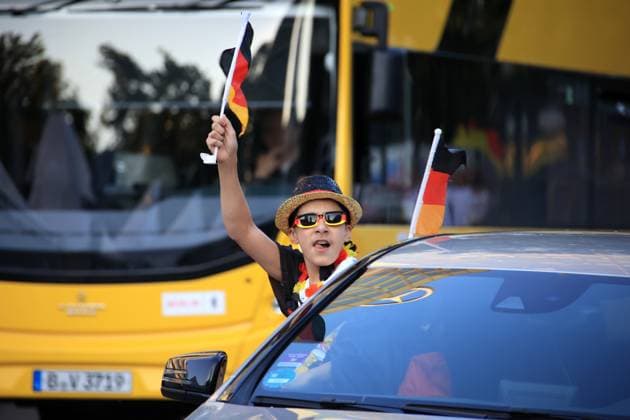 DEU, FIFA, EM-2024, Jubel in der City West, 19.06.2024, Kaiser-Wilhelm-Gedaechtnis-Kirche, Tauentzienstrasse, Berlin, DEU, FIFA, EM-2024, Jubel in der City West, im Bild Autokorso, jubelnde Fans, Fahnen Foto: Juergen Engler nordphoto GmbH