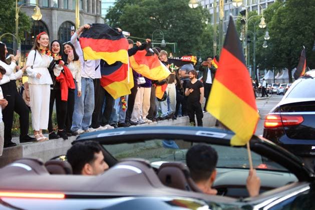 DEU, FIFA, EM-2024, Jubel in der City West, 19.06.2024, Kaiser-Wilhelm-Gedaechtnis-Kirche, Tauentzienstrasse, Berlin, DEU, FIFA, EM-2024, Jubel in der City West, im Bild Autokorso, jubelnde Fans, Fahnen Foto: Juergen Engler nordphoto GmbH