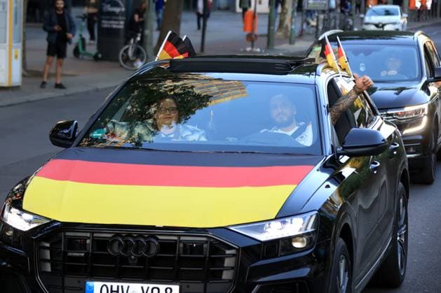 DEU, FIFA, EM-2024, Jubel in der City West, 19.06.2024, Kaiser-Wilhelm-Gedaechtnis-Kirche, Tauentzienstrasse, Berlin, DEU, FIFA, EM-2024, Jubel in der City West, im Bild Autokorso, jubelnde Fans, Fahnen Foto: Juergen Engler nordphoto GmbH