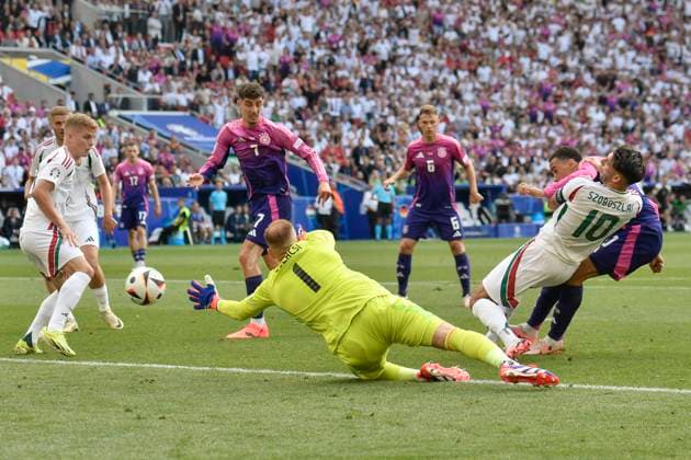 Jamal Musiala ( 10, Deutschland) erzielt das Tor zum 1:0 19.06.2024 Fussball Europameisterschaft in Deutschland Deutschland vs Ungarn, Neckarpark, Stuttgart, Baden-Württemberg Germany
