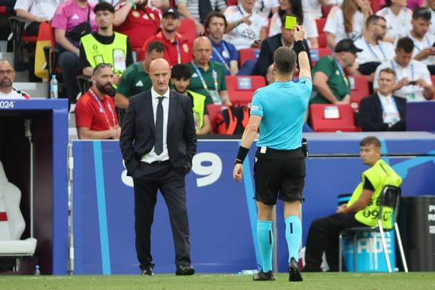 Gelbe Karte an Trainer Marco Rossi (Ungarn) , Vorrundenspiel M14, GER - HUN, Gruppe A, Fussball Europameisterschaft, Deutschland gegen Ungarn, European Football Championship, Germany vs. Hungary, Stuttgart, 19.06.2024, -