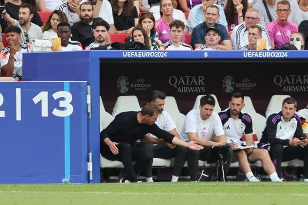 Bundestrainer Julian Nagelsmann (Deutschland) regt sich über eine Szene der Schlussphase lautstark bei Co-Trainer Sandro Wagner und Benjamin Glück auf, Trainerbank , Vorrundenspiel M14, GER - HUN, Gruppe A, Fussball Europameisterschaft, Deutschland gegen Ungarn, European Football Championship, Germany vs. Hungary, Stuttgart, 19.06.2024, -