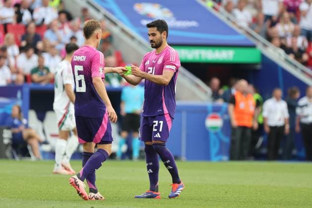 Wechsel der Kapitänsbinde von Kapitän Ilkay Gündogan (Deutschland, Nr. 21) an Joshua Kimmich (Deutschland, Nr. 6) , Vorrundenspiel M14, GER - HUN, Gruppe A, Fussball Europameisterschaft, Deutschland gegen Ungarn, European Football Championship, Germany vs. Hungary, Stuttgart, 19.06.2024, -
