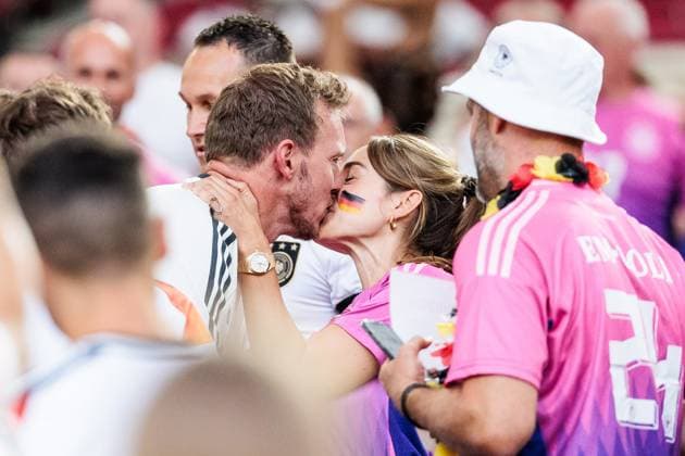UEFA EURO 2024: Deutschland - Ungarn; 19.06.2024 Julian Nagelsmann (Trainer, Bundestrainer Deutschland) küsst Freundin Lena Wurzenberger UEFA EURO 2024: Deutschland - Ungarn; Stuttgart Arena, Stuttgart am 19.06.2024 Copyright: xBEAUTIFULxSPORTS Wunderlx
