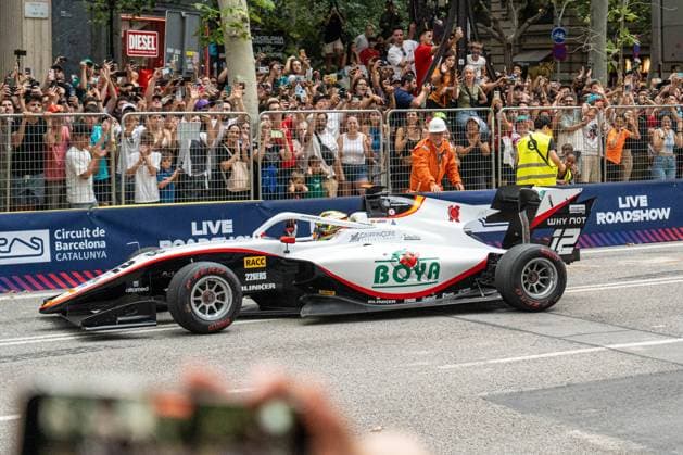Fórmula 1 Barcelona Fan Festival in Barcelona, Spain - 19 Jun 2024 F3 driver Mario Boya seen driving as Formula 1 takes to the streets of Barcelona with the road show demonstration. The cars drive along the emblematic Passeig de Gràcia at speeds of up to 100 km h. in anticipation of the Spanish Grand Prix. People watch the Red Bull team s car as Formula 1 takes to the streets of Barcelona with the road show demonstration. The cars run along the iconic Passeig de Gràcia at speeds of up to 100 km h. in anticipation of the Spanish Grand Prix. Barcelona Spain Copyright: xPabloxDonderox xSOPAxImagesx PDONDERO_0033