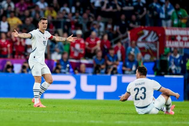 UEFA EURO, EM, Europameisterschaft,Fussball 2024: Schottland - Schweiz; 19.06.2024 Xherdan Shaqiri (Schweiz, 23) am Boden, Granit Xhaka (Schweiz, 10) beschwert sich. UEFA EURO 2024: Schottland - Schweiz; Stadion Köln, Köln am 19.06.2024 Copyright: xBEAUTIFULxSPORTS Meuselx