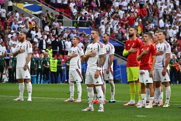 19.06.2024, xsltx, Fussball EM 2024, Deutschland - Ungarn emspor, v.l. Ungarn enttaeuscht, enttäuscht, schaut enttaeuscht, niedergeschlagen, disappointed (DFL DFB REGULATIONS PROHIBIT ANY USE OF PHOTOGRAPHS as IMAGE SEQUENCES and or QUASI-VIDEO) Stuttgart