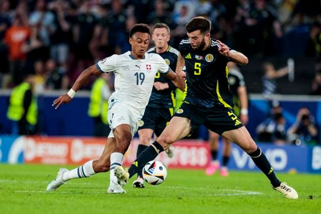 UEFA EURO, EM, Europameisterschaft,Fussball 2024: Schottland - Schweiz; 19.06.2024 Dan Ndoye (Schweiz, 19), Grant Hanley (Schottland, 5). UEFA EURO 2024: Schottland - Schweiz; Stadion Köln, Köln am 19.06.2024 Copyright: xBEAUTIFULxSPORTS Meuselx