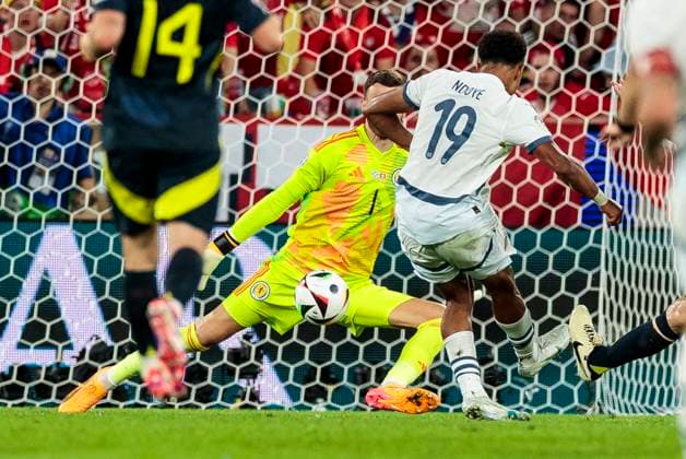 UEFA EURO, EM, Europameisterschaft,Fussball 2024: Schottland - Schweiz; 19.06.2024 Dan Ndoye (Schweiz, 19) mit einer Großchance. UEFA EURO 2024: Schottland - Schweiz; Stadion Köln, Köln am 19.06.2024 Copyright: xBEAUTIFULxSPORTS Meuselx