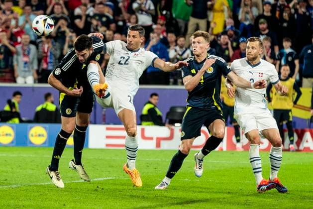 UEFA EURO, EM, Europameisterschaft,Fussball 2024: Schottland - Schweiz; 19.06.2024 Grant Hanley (Schottland, 5) mit einer großen Chance im Zweikampf mit Fabian Schär (Schweiz, 22). UEFA EURO 2024: Schottland - Schweiz; Stadion Köln, Köln am 19.06.2024 Copyright: xBEAUTIFULxSPORTS Meuselx