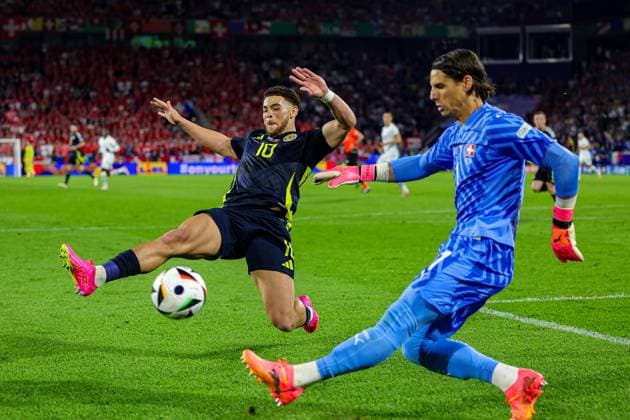 Scotland v Switzerland Euro 2024 19 06 2024. Group A Scotland forward ChÃ Adams challenges Switzerland goalkeeper Yann Sommer during the Euro 2024 match between Scotland and Switzerland at Rhein Energie Stadion, Cologne, Germany on 19 June 2024. Editorial use only , Copyright: xNigelxKeenex PSI-19821-0041