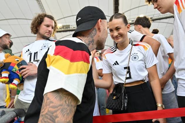 19.06.2024, xjrdrx, Fussball EM 2024, Deutschland - Ungarn emspor, v.l. David Raum (Deutsche Fussball Nationalmannschaft DFB) mit Freundin Eva Katharina (DFL DFB REGULATIONS PROHIBIT ANY USE OF PHOTOGRAPHS as IMAGE SEQUENCES and or QUASI-VIDEO) Stuttgart