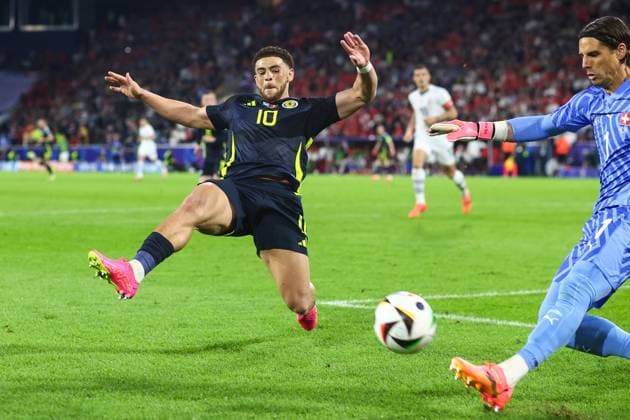 Switzerland v Scotland 19 June 2024, Cologne - UEFA EUROs - Group A - Switzerland v Scotland - Che Adams of Scotland closes down Switzerland goalkeeper Yann Sommer - Photo: Charlotte Wilson Offside. Cologne Germany Copyright: xCharlottexWilsonx xOffsidexOffside