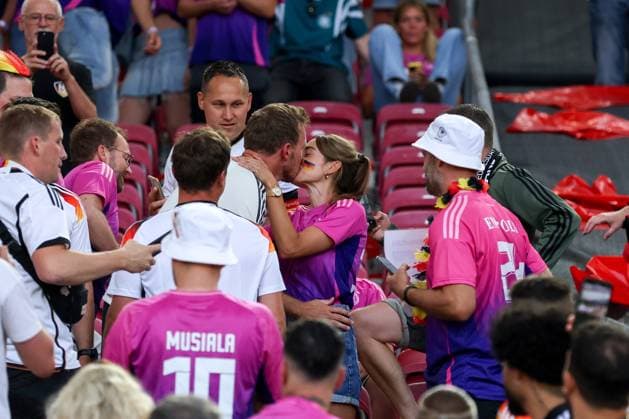Fußball UEFA EURO, EM, Europameisterschaft,Fussball 2024 Gruppenphase 2. Spieltag Deutschland - Ungarn am 19.06.2024 in der Stuttgart Arena in Stuttgart Julian Nagelsmann ( Bundestrainer Cheftrainer Deutschland ), links gibt seiner Freundin Partnerin Lena Wurzenberger, rechts einen Kuss
