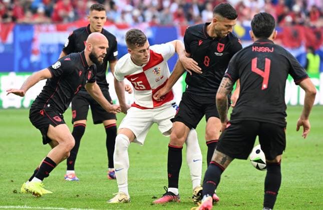 Hamburg, Germany, 190624. Volksparkstadion. UEFA EURO, EM, Europameisterschaft,Fussball 2024. Croatia - Albania, match of the second round of the European Championship, EM, Europameisterschaft group B. In the photo: Luka Sucic, Arlind Ajeti and Klaus Gjasula. Photo: Ante Cizmic CROPIX Hamburg Germany Copyright: xxAntexCizmicx hrvatska_albanija264-190624