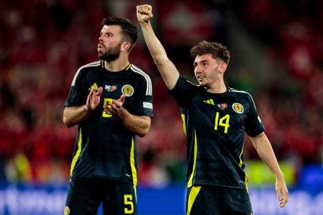 UEFA EURO, EM, Europameisterschaft,Fussball 2024: Schottland - Schweiz; 19.06.2024 Billy Gilmour (Schottland, 14) ballt die Faust jubelnd in Richtung der Fans, dahinter Grant Hanley (Schottland, 5). UEFA EURO 2024: Schottland - Schweiz; Stadion Köln, Köln am 19.06.2024 Copyright: xBEAUTIFULxSPORTS Meuselx