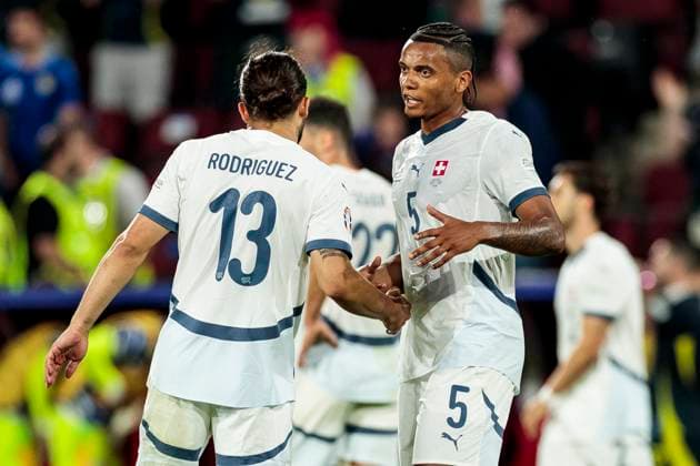 UEFA EURO, EM, Europameisterschaft,Fussball 2024: Schottland - Schweiz; 19.06.2024 Manuel Akanji (Schweiz, 5) klatscht mit Ricardo Rodriguez (Schweiz, 13) nach Schlusspfiff ab. UEFA EURO 2024: Schottland - Schweiz; Stadion Köln, Köln am 19.06.2024 Copyright: xBEAUTIFULxSPORTS Meuselx