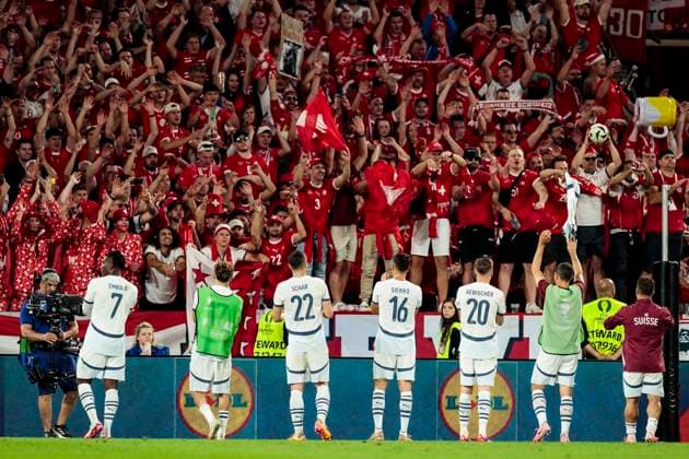 UEFA EURO, EM, Europameisterschaft,Fussball 2024: Schottland - Schweiz; 19.06.2024 Die Schweizer Mannschaft lässt sich von den Fans feiern. UEFA EURO 2024: Schottland - Schweiz; Stadion Köln, Köln am 19.06.2024 Copyright: xBEAUTIFULxSPORTS Meuselx