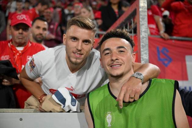 Ruben Vargas 17 (Schweiz) mit Ermedin Demirovic nach dem Spiel, Schottland vs. Schweiz, Fussball, UEFA EURO, EM, Europameisterschaft,Fussball 2024, Gruppenphase, 2. Spieltag, 19.06.2024 Koeln Nordrhein-Westfalen Deutschland