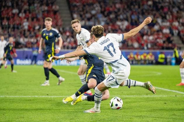 GER, EURO 2024, Group A, Schottland (SCT) vs Schweiz (SUI) 19.06.2024, Cologne Stadium, Koeln, GER, EURO 2024, Group A, Schottland (SCT) vs Schweiz (SUI) Im Bild: Ruben Vargas (Schweiz SUI, 17) Anthony Ralston (Schottland SCT, 02); im Zweikampf, Duell, Dynamik, Aktion, Action, Spielszene; Gestik, Mimik, Emotionen;