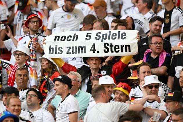 EM 2024: Deutschland - Ungarn am 19.06.2024 in der MHPArena in Stuttgart Deutsche Fans mit einem Plakat noch 5 Spiele bis zum 4 Stern.