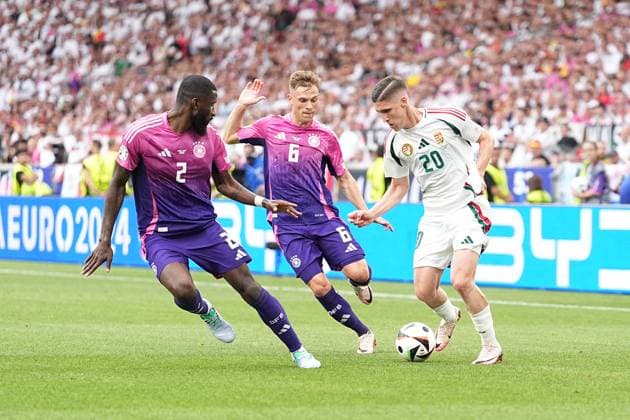 Antonio Rüdiger (2 Deutschland) , Joshua Kimmich (6 Deutschland) und Roland Sallai (20 Ungarn) in Aktion beim 2.Gruppenspiel der Europameisterschaft Deutschland - Ungarn am 19.06.2024. Stuttgart Stuttgart Arena Baden-Württemberg Deutschland