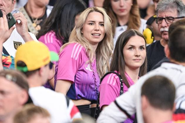 EM 2024: Deutschland - Ungarn am 19.06.2024 in der MHPArena in Stuttgart Anika Bissel (Frau von Torwart Manuel Neuer)